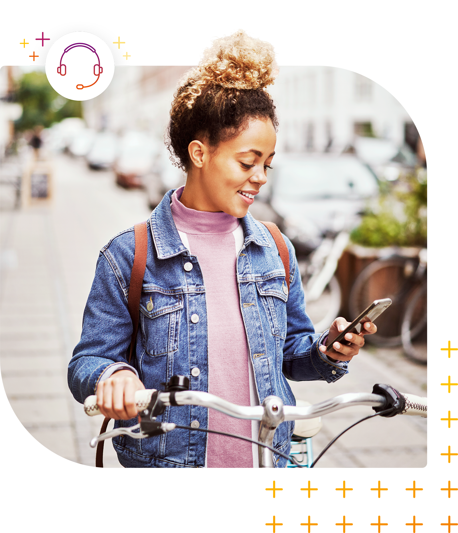 Person mit Fahrrad schaut lächelnd auf ihr Smartphone