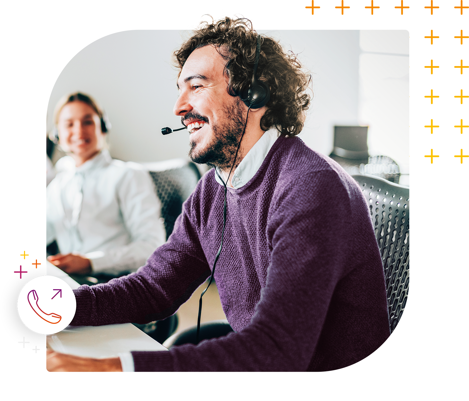 Fröhliche Teamarbeit im Kundenservice-Bereich