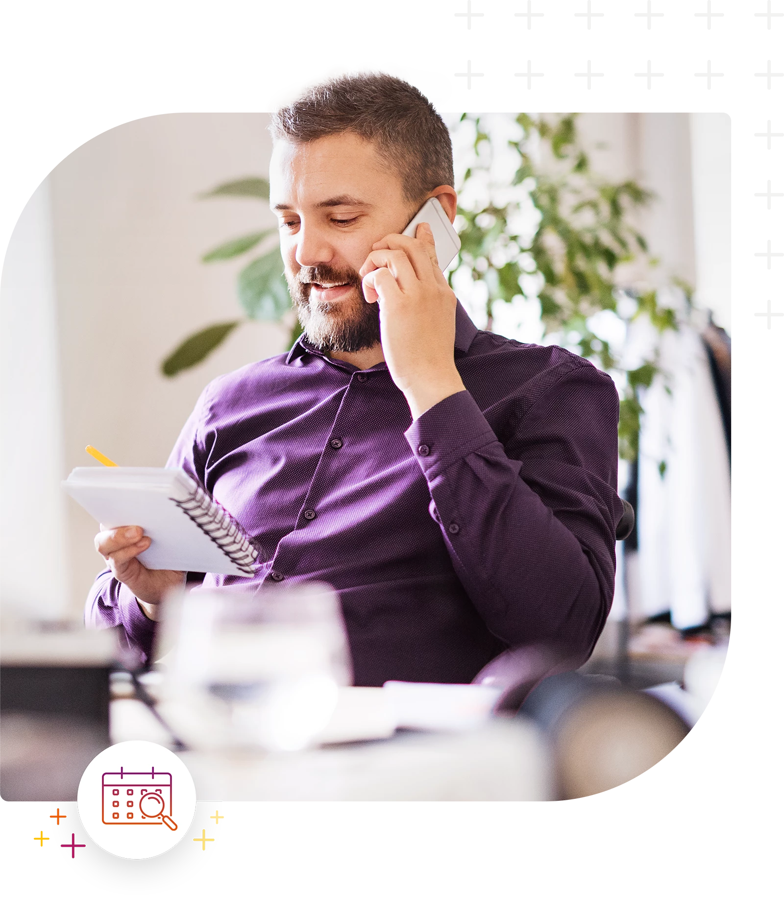 Person telefoniert und macht Notizen in einem Büro