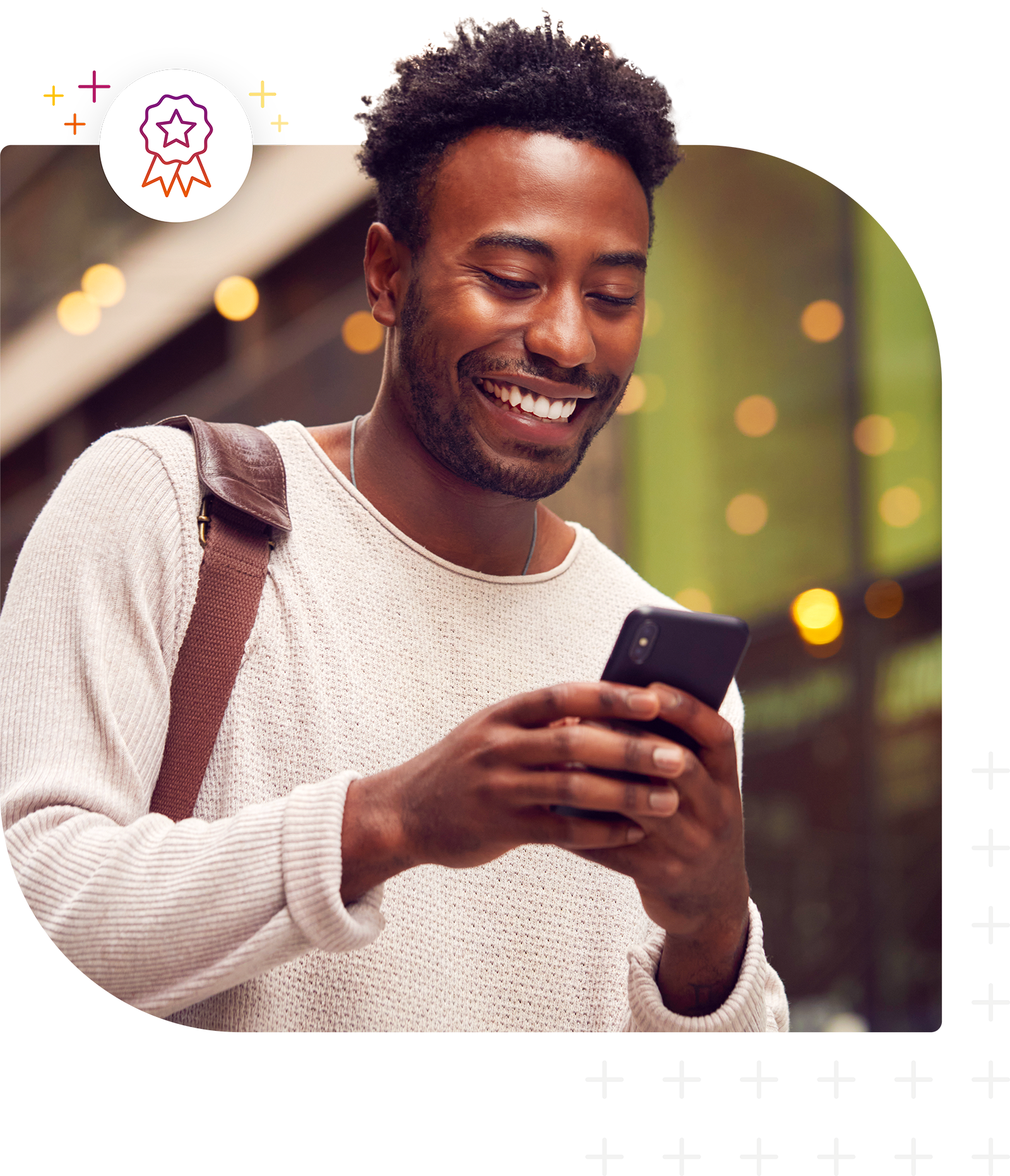 Lächelnde Person benutzt Smartphone
