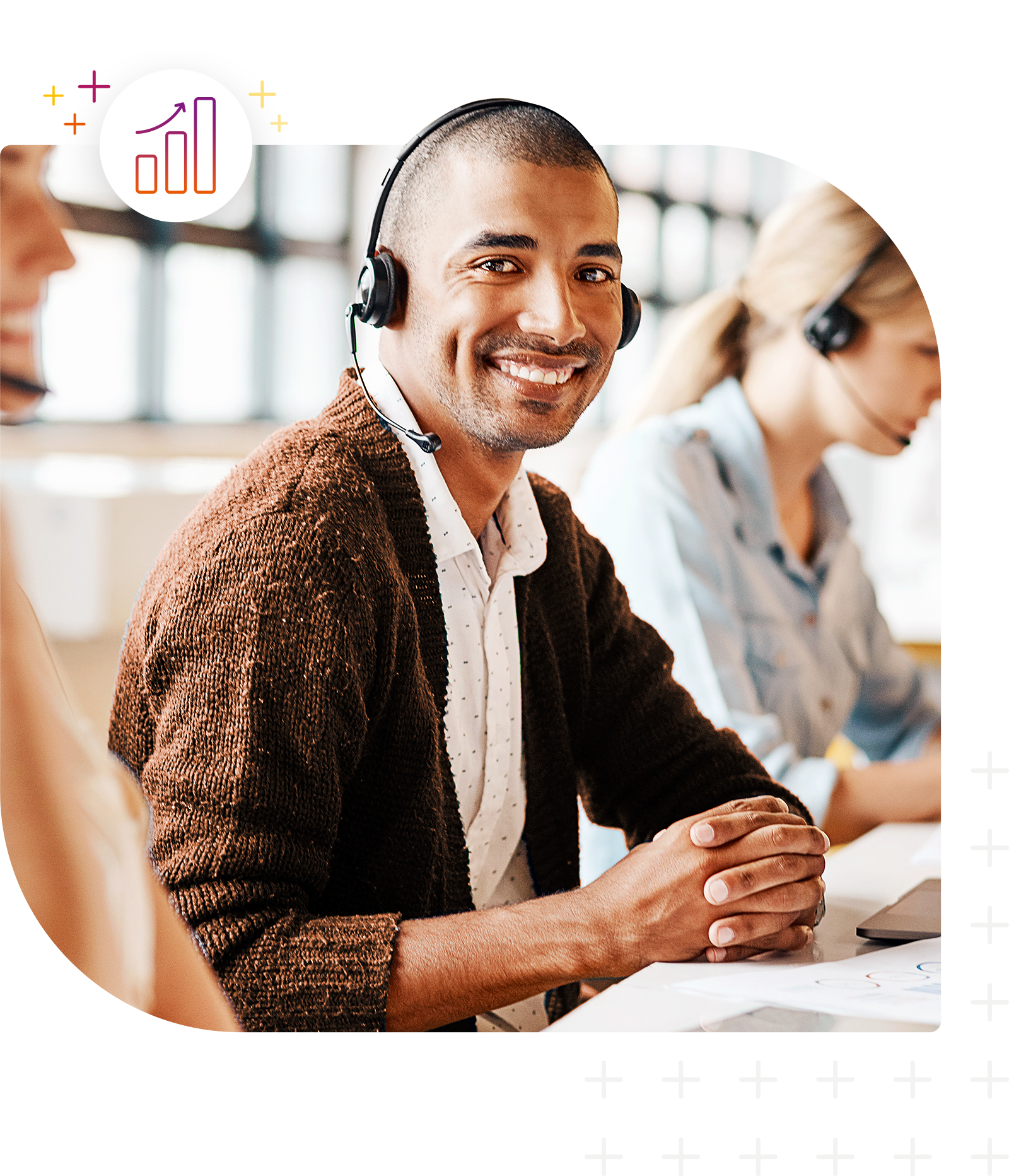 Freundlich lächelnde Person mit Headset arbeitet im Kundenservice