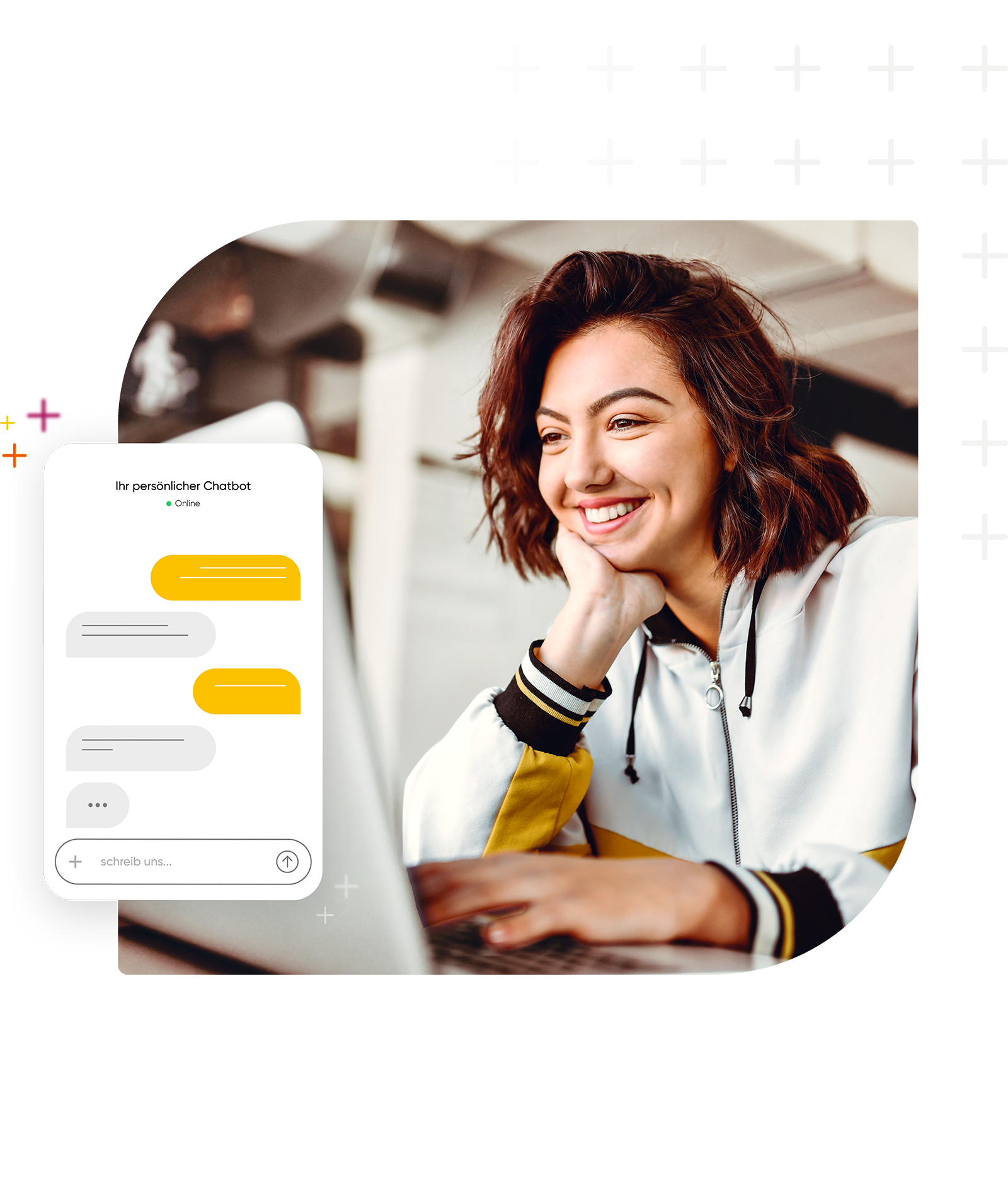 Lächelnde Person nutzt einen Laptop für ein Chatbot-Gespräch