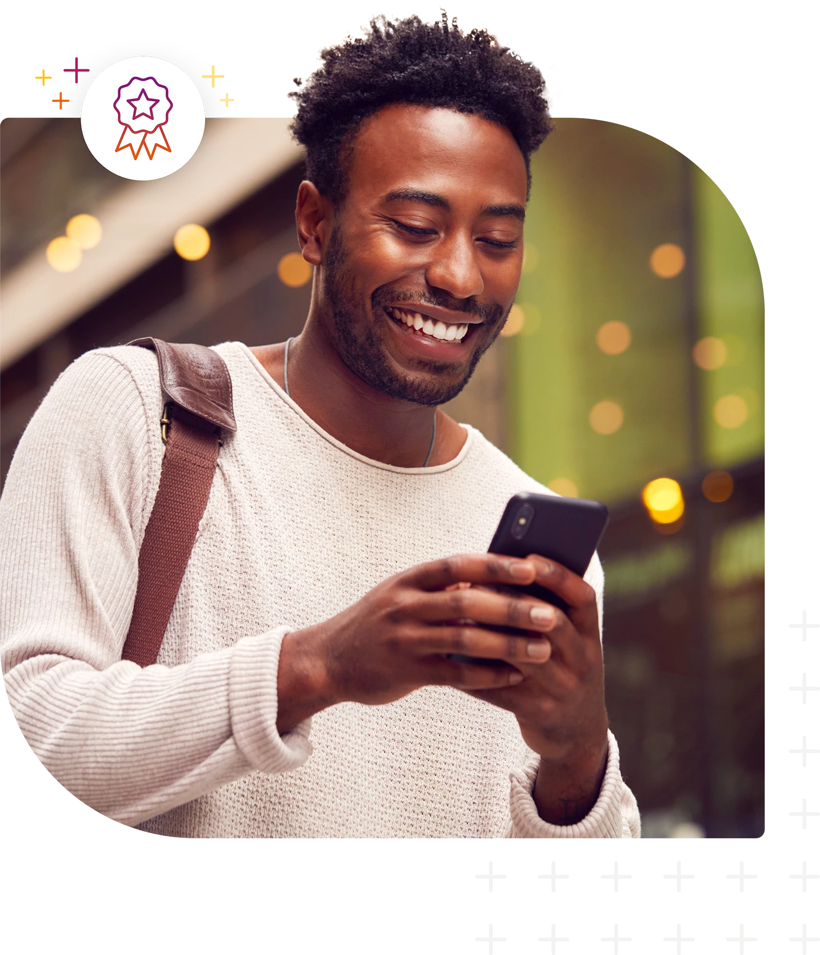 Lächelnde Person benutzt Smartphone
