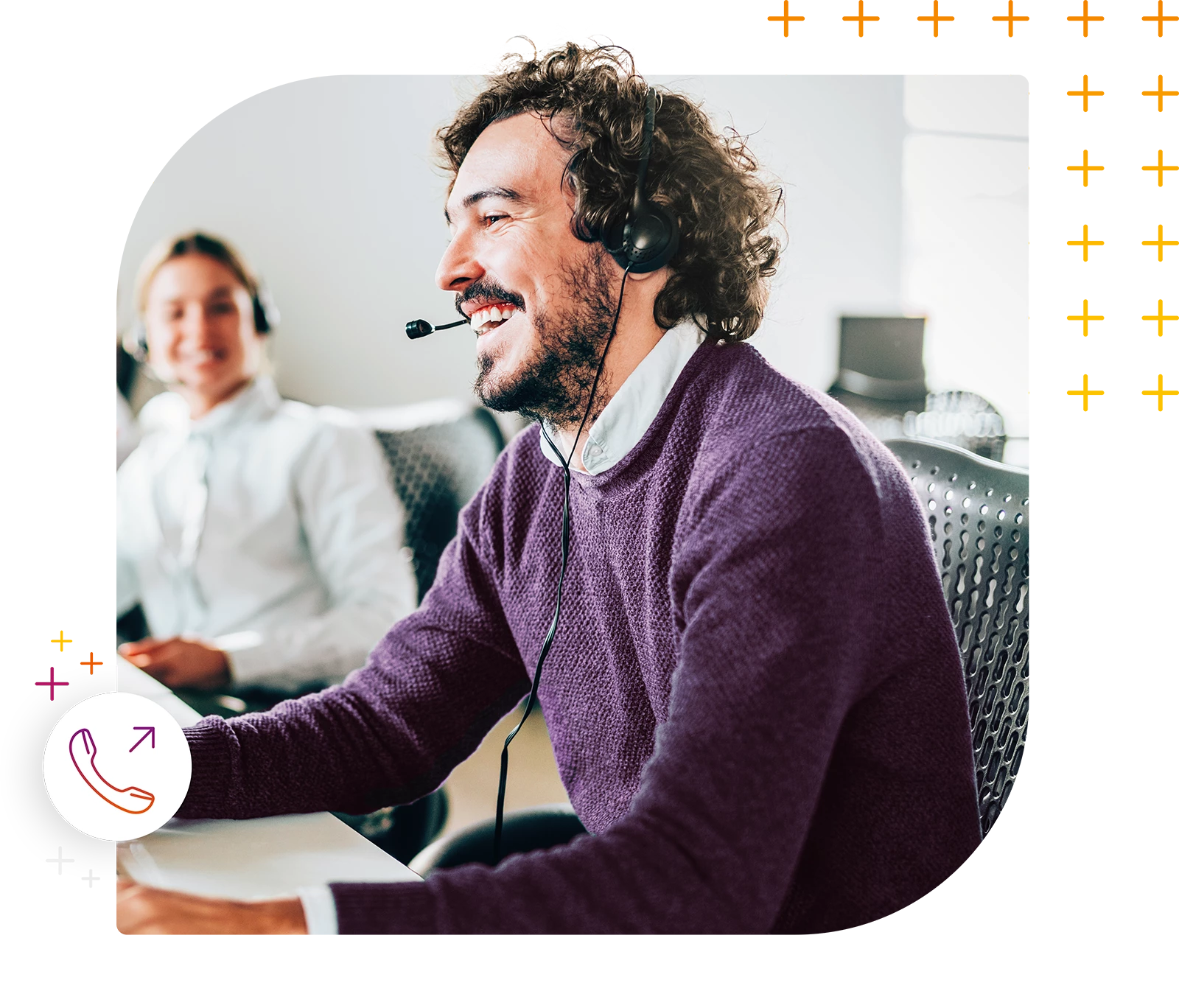 Fröhliche Teamarbeit im Kundenservice-Bereich