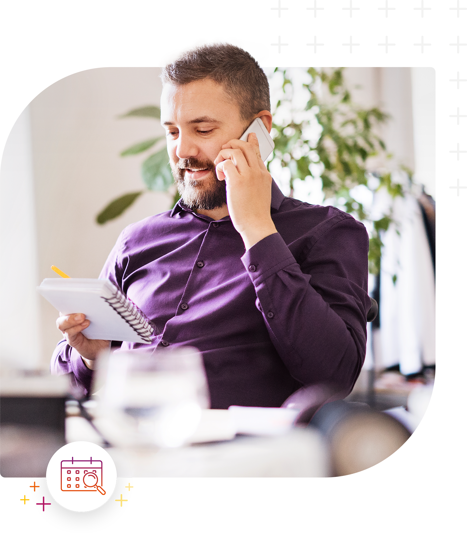 Person telefoniert und macht Notizen in einem Büro