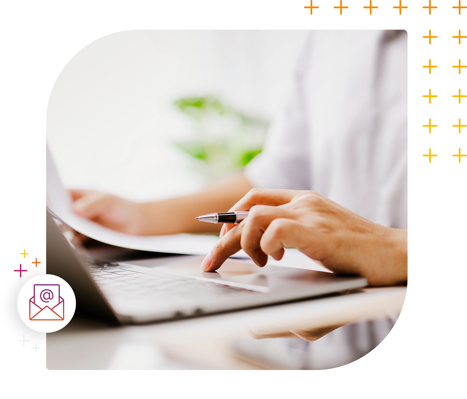 Hände einer Person mit Stift beim Arbeiten an einem Laptop und Papieren