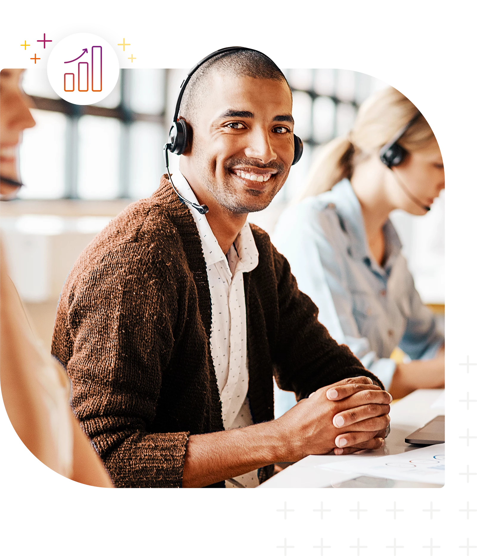 Freundlich lächelnde Person mit Headset arbeitet im Kundenservice