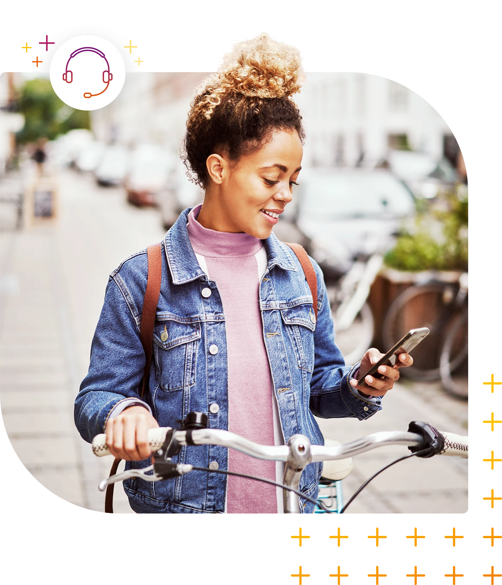 Person mit Fahrrad schaut lächelnd auf ihr Smartphone